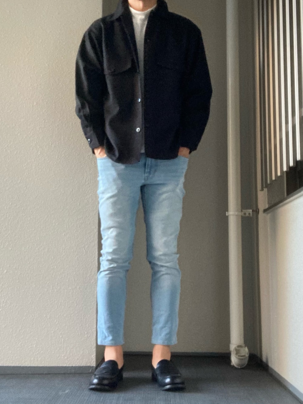 「CPOジャケット、CPOシャツ、今日のコーデ、キレイめ、デニムパンツ、ユニクロ、UNIQLO、GU、シンプル、シンプルコーデ、バケットハット、秋のコーデ、秋コーデ、大人カジュアル」｜「UNIQLOのストレッチスキニーフィットテーパードカラージーンズ（デニムパンツ、ブルー系）」を使った、eiさん（メンズ・173cm）の秋コーディネートの1枚目の写真