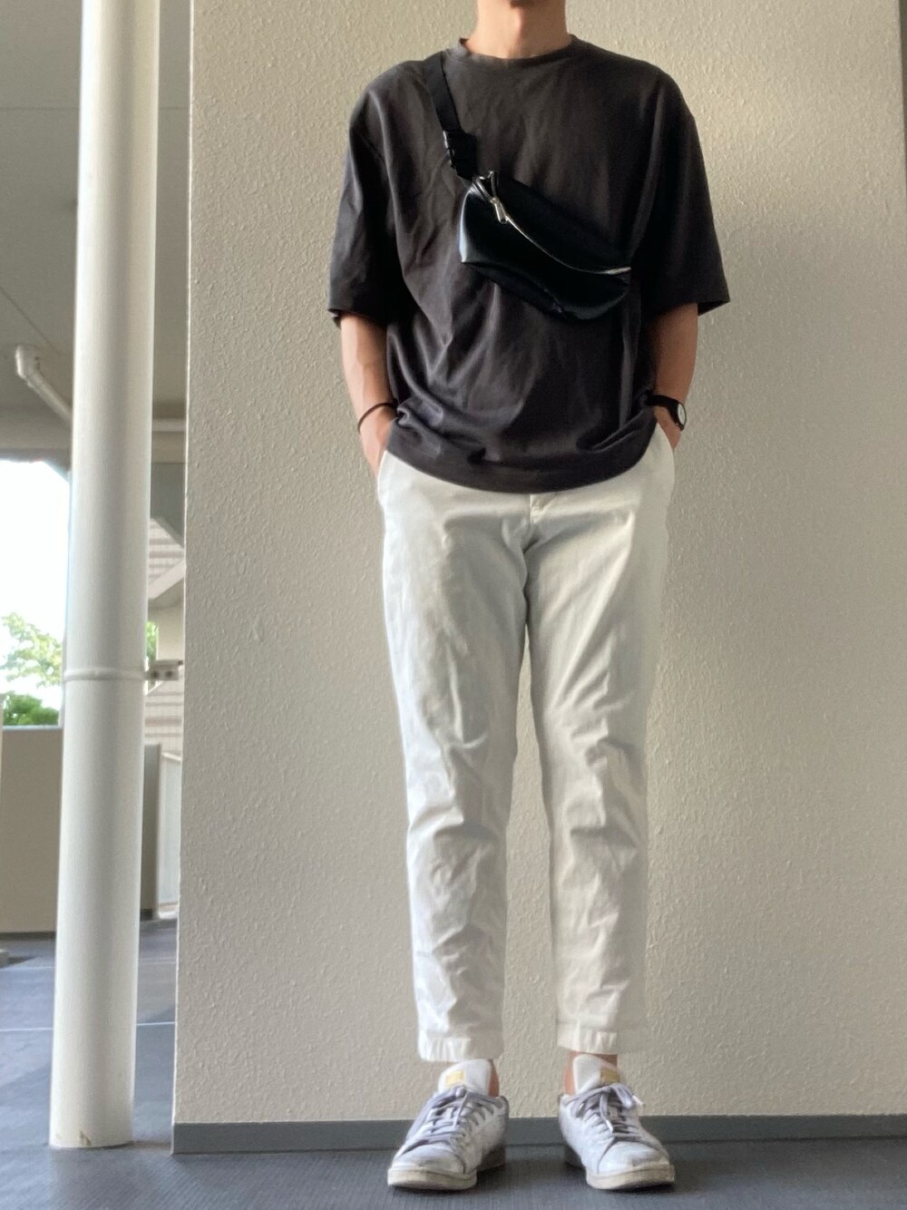 「夏、カジュアルコーデ、ユニクロ、UNIQLO、GU、ラフ、大人カジュアル、シンプル、オトナカジュアル、スタンスミス」｜「UNIQLOのアイテム（スラックス、ホワイト系）」を使った、eiさん（メンズ・173cm）の夏コーディネートの1枚目の写真