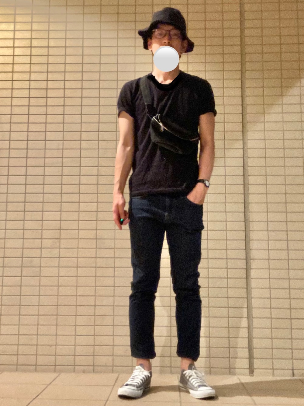 「タイト、Ｉライン、シンプルコーデ、黒、ハット、ユニクロ、UNIQLO、プチプラコーデ、ショルダーバッグ」｜「UNIQLOのアイテム（Tシャツ/カットソー、ブルー系）」を使った、eiさん（メンズ・173cm）の夏コーディネートの1枚目の写真