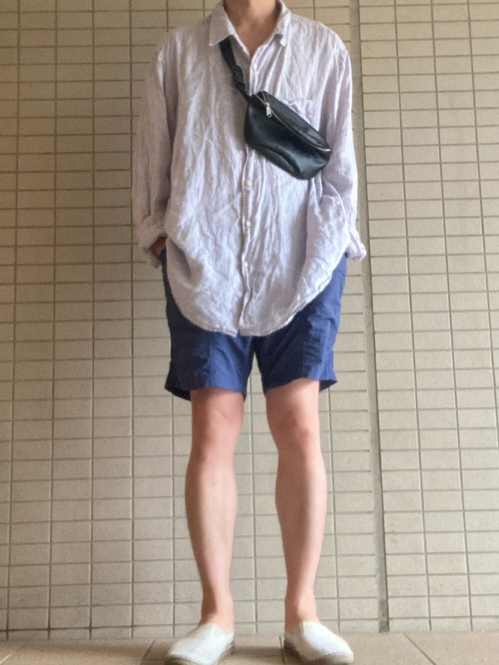 「リネンシャツ、夏、ビッグシルエット、ショートパンツ、エスパドリーユ、ショルダーバッグ、夏コーデ、ユニクロ、UNIQLO、GU」｜「UNIQLOのアイテム（シャツ/ブラウス、グレー系）」を使った、eiさん（メンズ・173cm）の夏コーディネートの1枚目の写真