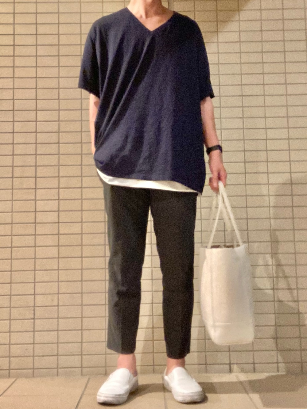 「Vネック、ゆるコーデ、アンクルパンツ、スリッポン、トートバッグ、大人カジュアル、休日スタイル、カジュアルコーデ、夏コーデ、ユニクロ」｜「UNIQLOのアイテム（Tシャツ/カットソー、ブルー系）」を使った、eiさん（メンズ・173cm）の夏コーディネートの1枚目の写真