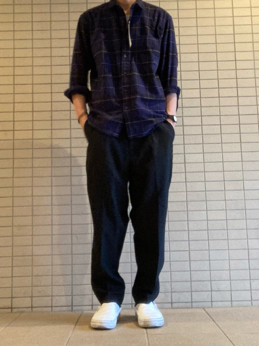 「チェックシャツ、大人カジュアル、ワイドパンツ、大人コーデ、ユニクロ、UNIQLO、GU、秋コーデ、Aライン、ビッグシルエット」｜「And AのSLACK /スラック CALMER LX カーマー スリップオン SL1225（スリッポン、ホワイト系）」を使った、eiさん（メンズ・173cm）の秋コーディネートの1枚目の写真