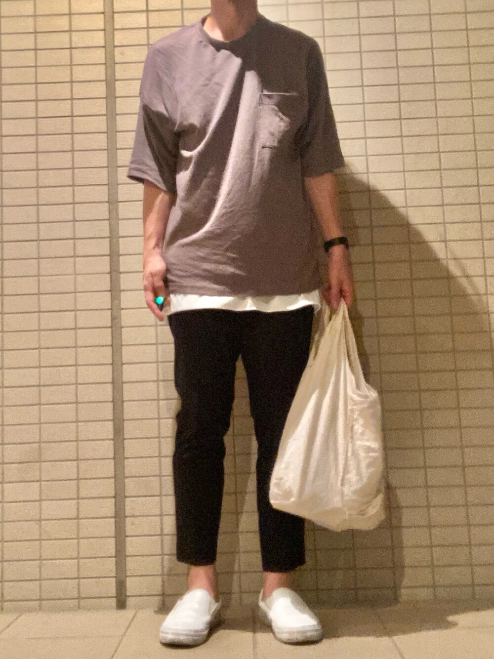 「プチプラ、ルーズフィットt、夏、リラックススタイル、アンクルパンツ、スリッポン、エコバッグ、ユニクロ、UNIQLO、GU」｜「GUのアイテム（Tシャツ/カットソー、グレー系）」を使った、eiさん（メンズ・173cm）の夏コーディネートの1枚目の写真