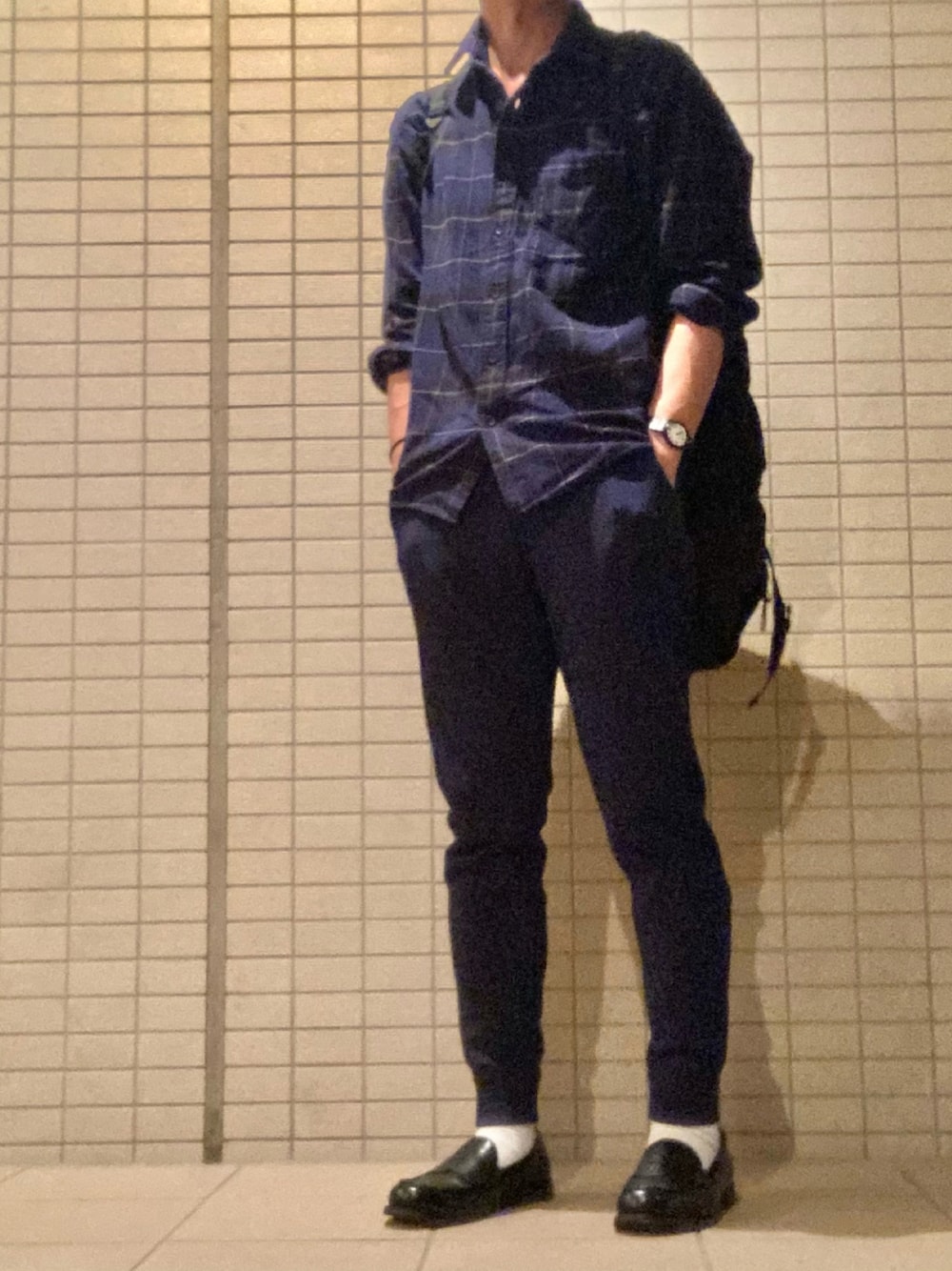 「カジュアル、シンプル、ローファー、UNIQLO、大人カジュアル、GU、ユニクロ、休日スタイル、シャツコーデ、秋、チェックシャツ」｜「UNIQLOのアイテム（スウェットパンツ、ブルー系）」を使った、eiさん（メンズ・173cm）の秋コーディネートの1枚目の写真
