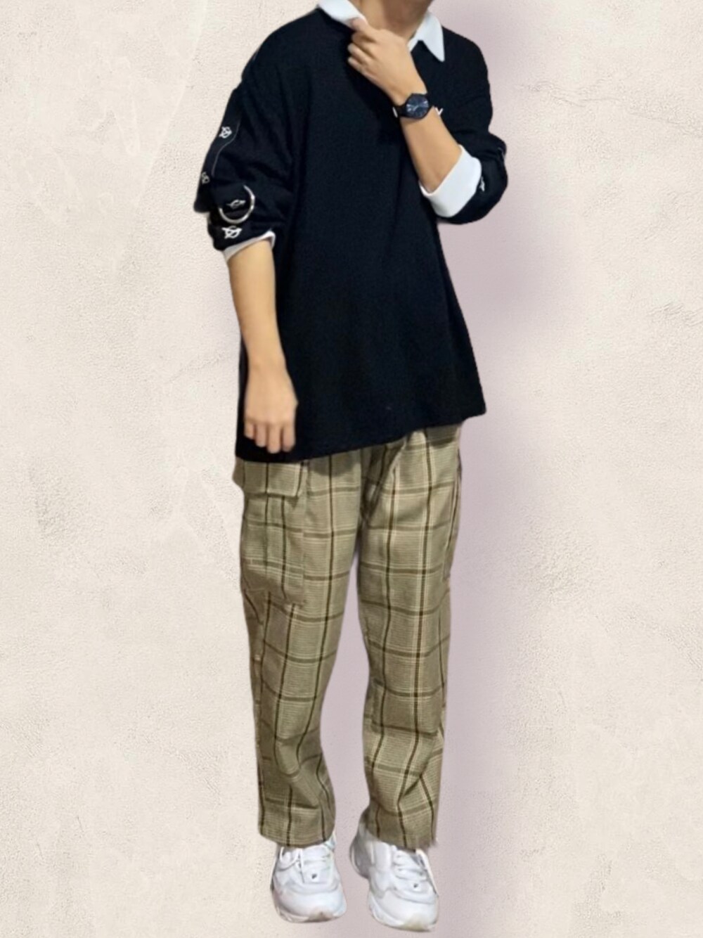 「秋コーデ、シンプルスタイル、白スニーカー、お洒落さんとつながりたい、チェックパンツ、イエローパンツ、大人カジュアル、厚底シューズ、黒」｜「OYのテープリングカラーポロシャツ（ポロシャツ、ブラック系）」を使った、やんやんさん（メンズ・168cm）の秋コーディネートの1枚目の写真