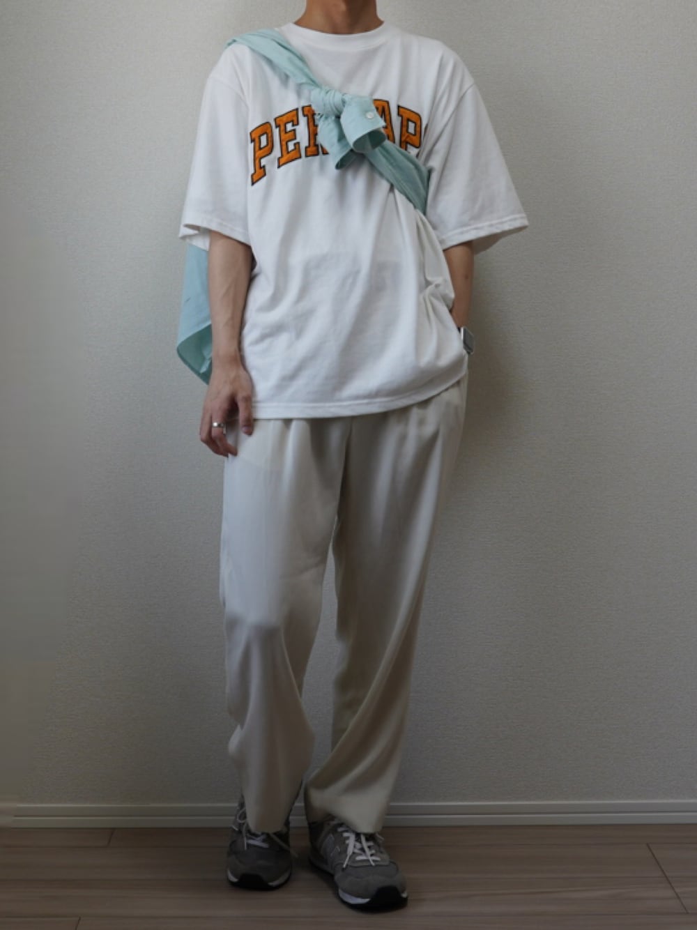 「夏コーデ、白Tシャツ、とろみパンツ、オールホワイト、オールホワイトコーデ、たすき掛け、差し色(緑)、グリーンシャツ、おしゃれさんと繋がりたい、カジュアルコーデ、ストリートコーデ」｜「古着のアイテム（Tシャツ/カットソー、ホワイト系）」を使った、やんやんさん（メンズ・168cm）の夏コーディネートの1枚目の写真