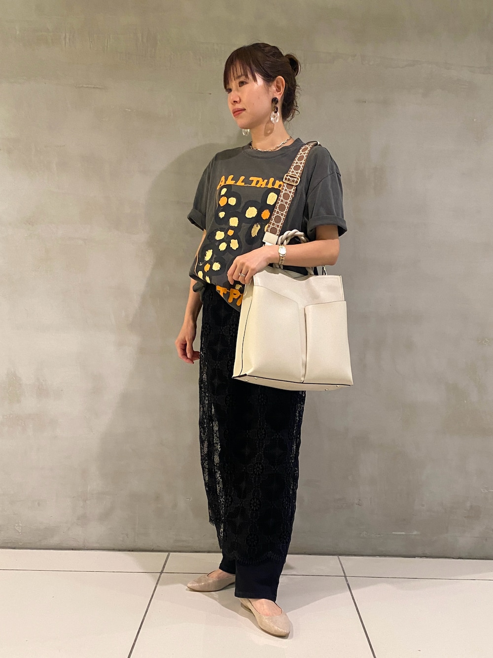 「大人カジュアル、お出かけコーデ、夏コーデ、夏、今日のコーデ、ママコーデ、パンプス、トートバッグ、ショルダーバッグ、AU BANNISTER、LOWELL things、Tシャツ」｜「LOWELL thingsのTwiste/ダブルポケット2WAYトート L（トートバッグ、ホワイト系）」を使った、AOKIさん（レディース・158cm）の夏コーディネートの1枚目の写真