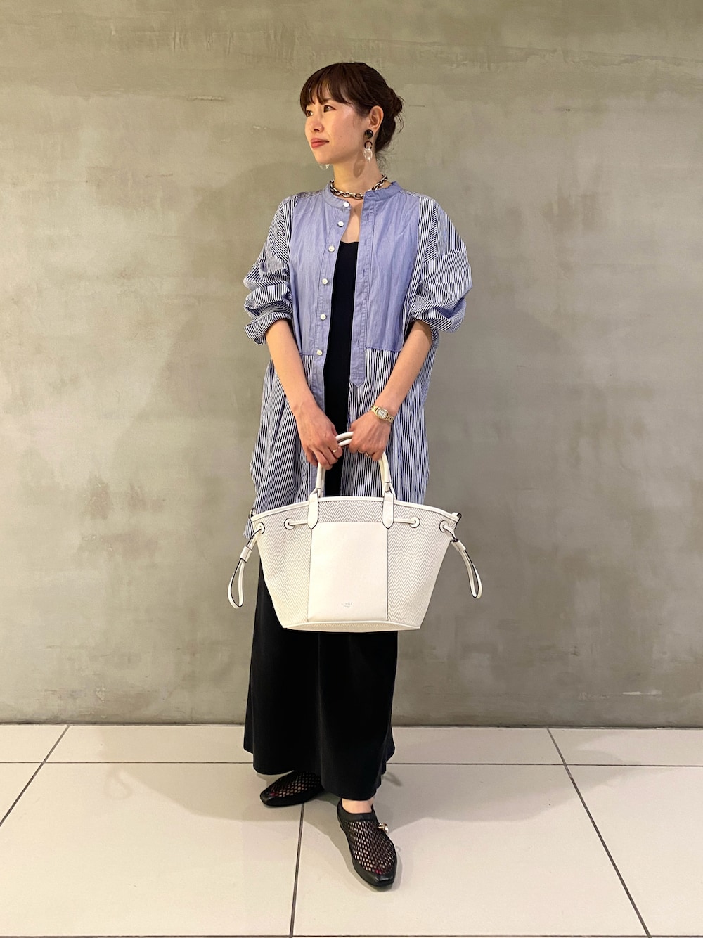 「大人カジュアル、大人コーデ、ママコーデ、お出かけコーデ、ストライプシャツ、初夏コーデ、春コーデ、フラットシューズ、パンプス、トートバッグ、ショルダーバッグ、AU BANNISTER、LOWELL things」｜「Au BANNISTERのパールチャーム付き メッシュフラットシューズ（サンダル、ブラック系）」を使った、AOKIさん（レディース・158cm）の春コーディネートの1枚目の写真