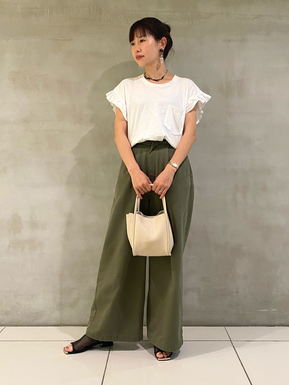 「大人カジュアル、夏コーデ、夏、今日のコーデ、お出かけコーデ、ママコーデ、ママファッション、ミニバッグ、サンダル、チュール、白Tシャツ、パンツコーデ、AU BANNISTER、LOWELL things」｜「Au BANNISTERのメタルトゥ メッシュサンダル（サンダル、ブラック系）」を使った、AOKIさん（レディース・158cm）の夏コーディネートの1枚目の写真