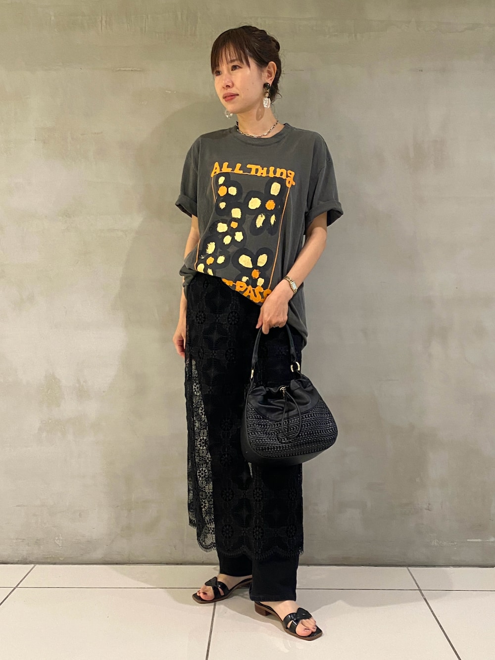 「大人カジュアル、おでかけコーデ、夏コーデ、夏、ママコーデ、サンダル、ミニバッグ、ショルダーバッグ、Tシャツ、Tシャツコーデ」｜「LOWELL thingsの【STORY掲載】Merge/メッシュ2wayショルダーバッグ（ショルダーバッグ、ブラック系）」を使った、AOKIさん（レディース・158cm）の夏コーディネートの1枚目の写真