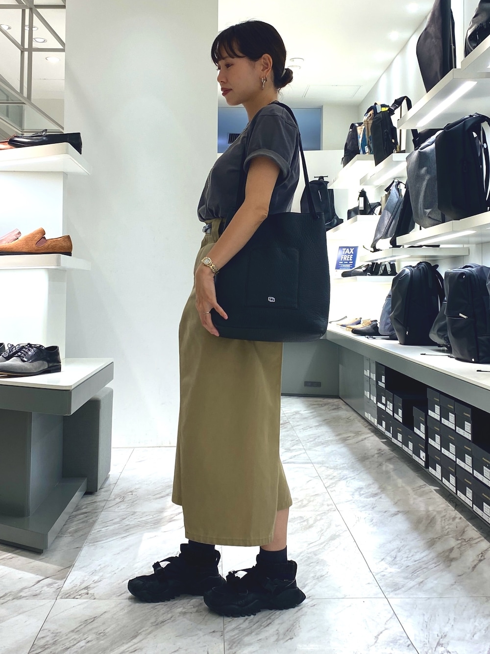 「オトナカジュアル、スニーカーコーデ、大人コーデ、トートバッグ、お出かけコーデ」｜「alfredoBANNISTERの【WAKU別注】2WAY ソフトレザー トートバッグ（トートバッグ、ブラック系）」を使った、AOKIさん（レディース・158cm）の夏コーディネートの1枚目の写真