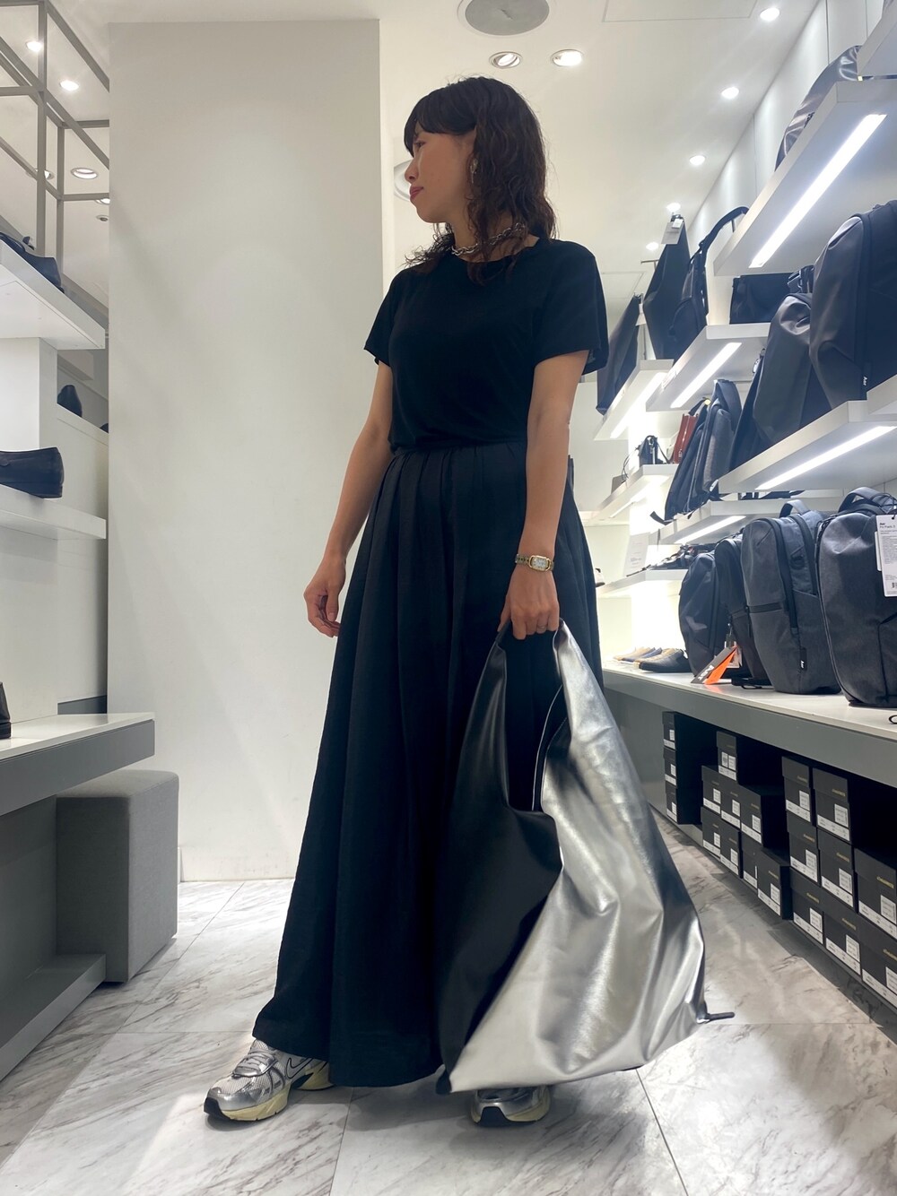 「大人カジュアル、夏コーデ、スニーカーコーデ、モノトーンコーデ」｜「alfredoBANNISTERの【軽量、撥水】素材切替 ユーティリティ あづまバッグ A4サイズ対応 15.6インチPC収納可能（ショルダーバッグ、シルバー系）」を使った、AOKIさん（レディース・158cm）の夏コーディネートの1枚目の写真