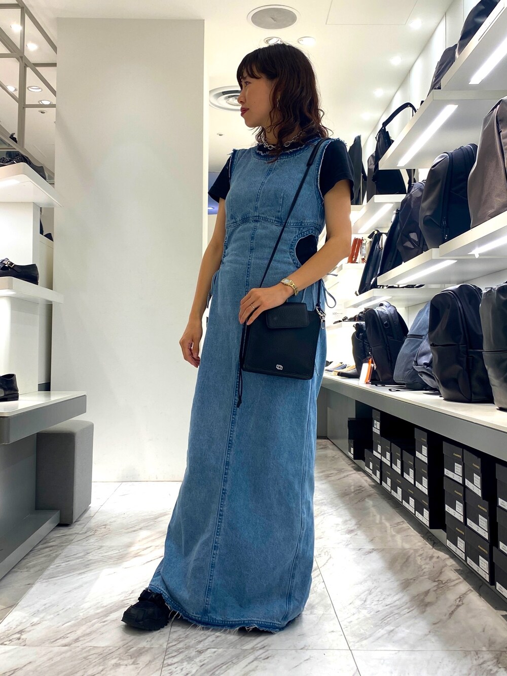 「ワンピース、ワンピース×スニーカー、ショルダーバッグ、オトナカジュアル、デニムコーデ」｜「alfredoBANNISTERの【WAKU別注】フラップ スクエア レザー ショルダーバッグ（ショルダーバッグ、ブラック系）」を使った、AOKIさん（レディース・158cm）の夏コーディネートの1枚目の写真