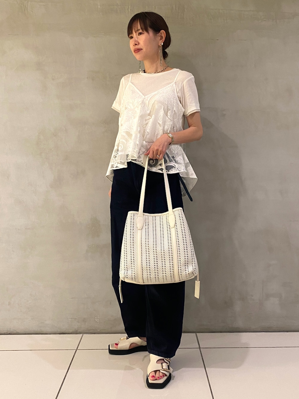 「オトナカジュアル、今日のコーデ、夏コーデ、サンダル、トートバッグ、デニム、白Tシャツ、AU BANNISTER、LOWELL things」｜「LOWELL thingsのCiel/ドロストメッシュトートバッグ（トートバッグ、ホワイト系）」を使った、AOKIさん（レディース・158cm）の春コーディネートの1枚目の写真