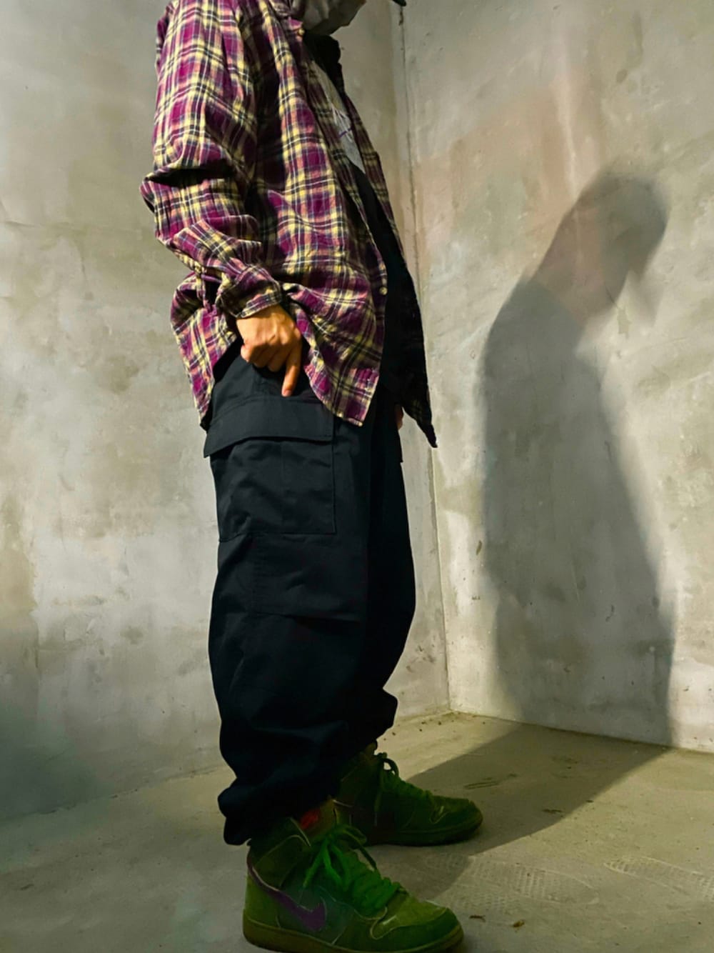 「NIKE、nike sb、NikeSB、NIKEスニーカー、ネルシャツ、パープル、グリーン、ストリート、ストリートコーデ、ストリート系、ストリートファッション、大麻、weed、草、古着」｜「古着のアイテム（シャツ/ブラウス、パープル系）」を使った、U.T.Uさん（メンズ・165cm）の秋コーディネートの1枚目の写真