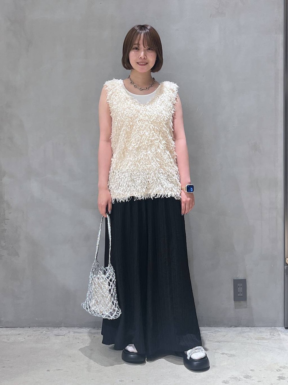 「カジュアル、LAKOLE、きれいめ、高見え、体型カバー、着痩せ、女子ウケ、ベーシック/シンプル、デートコーデ、大人カジュアル、きれいめカジュアル」｜「LAKOLEのメタリックメッシュワンハンドルバッグ / 286388（かごバッグ、シルバー系）」を使った、かのさん（レディース・160cm）の春コーディネートの1枚目の写真