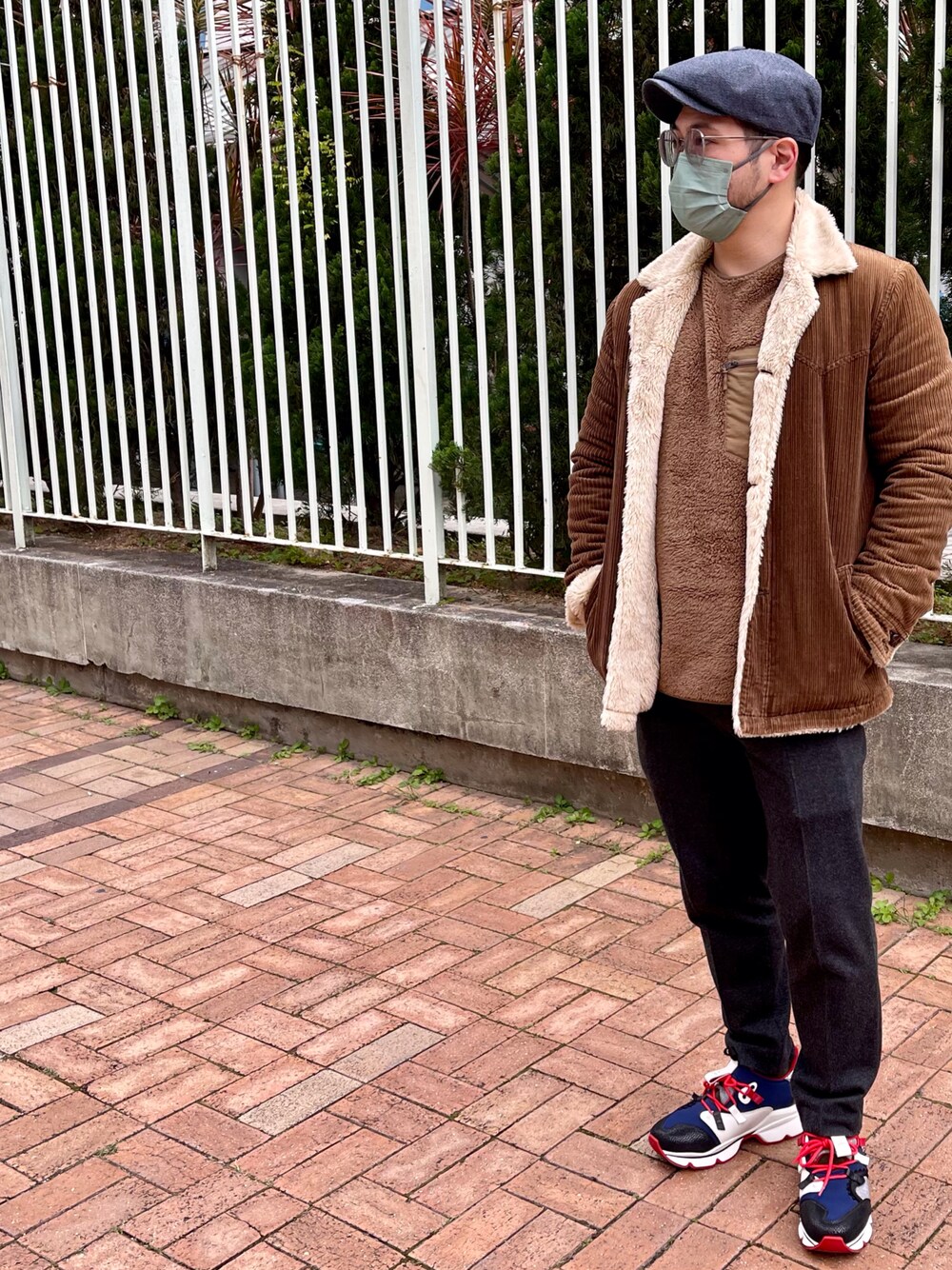「Christian Louboutinのアイテム（スニーカー、ブルー系）」を使った、Jasonさん（メンズ・167cm）の冬コーディネートの1枚目の写真