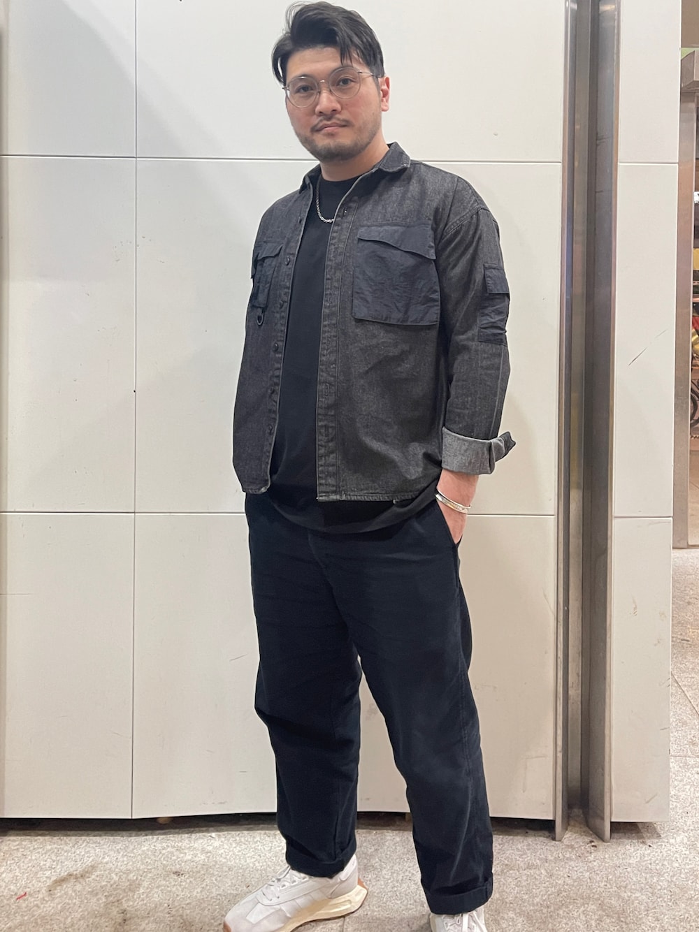 「UNIQLOのイージードローストリングパンツ（その他パンツ、ブルー系）」を使った、Jasonさん（メンズ・167cm）の秋コーディネートの1枚目の写真