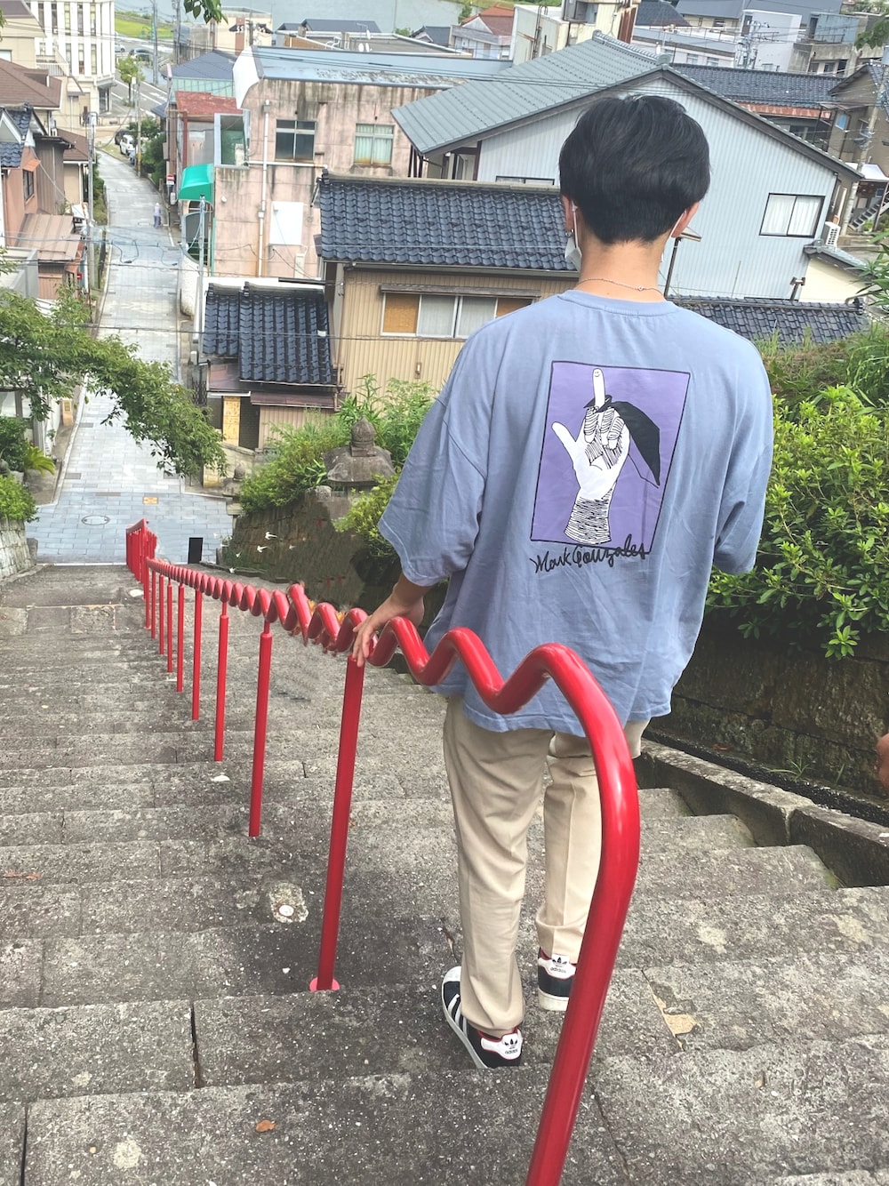 「大人カジュアル、シンプルコーデ、シンプル、スラックス、ストリート、マークゴンザレス、メンズ、いいね、save、フォローお願いします🤑、大人コーデ、お洒落さんとつながりたい、シャツスタイル、きれいめカジュアル」｜「Mark Gonzalesの【別注】【Mark Gonzales/マークゴンザレス】プリントイラストビッグロンT 長袖【2021 SPRING】（Tシャツ/カットソー、ブルー系）」を使った、悠さん（メンズ・169cm）の夏コーディネートの1枚目の写真