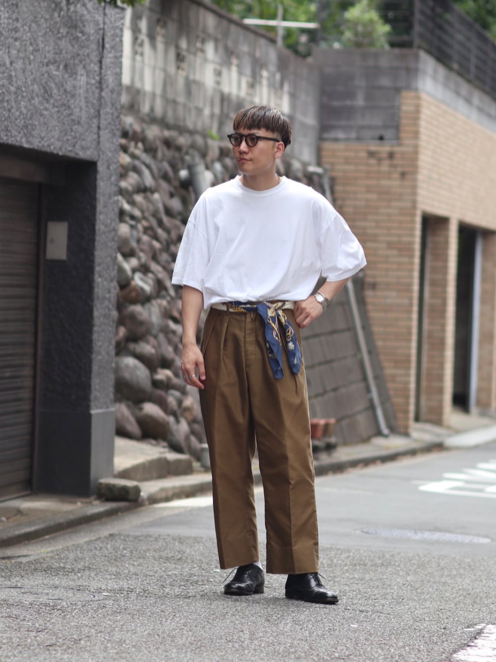 「おしゃれさんと繋がりたい、オトナカジュアル、ビッグシルエット、シンプル、休日コーデ、ootd、いいね、save、フォローお願いします🤑、今日のコーデ、ALDEN、スカーフ」｜「NEATのアイテム（パンツ、ブラウン系）」を使った、イツキナカヤマさん（メンズ・172cm）の秋コーディネートの1枚目の写真