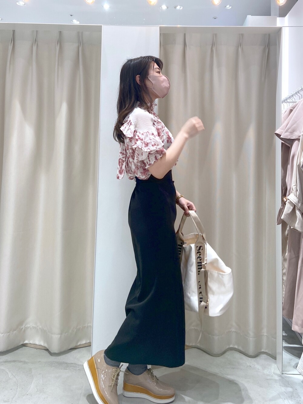 グレー系のシャツ/ブラウス、グリーン系のスカート、ベージュ系のスカートを着用したレディースの春コーディネートの1枚目の写真