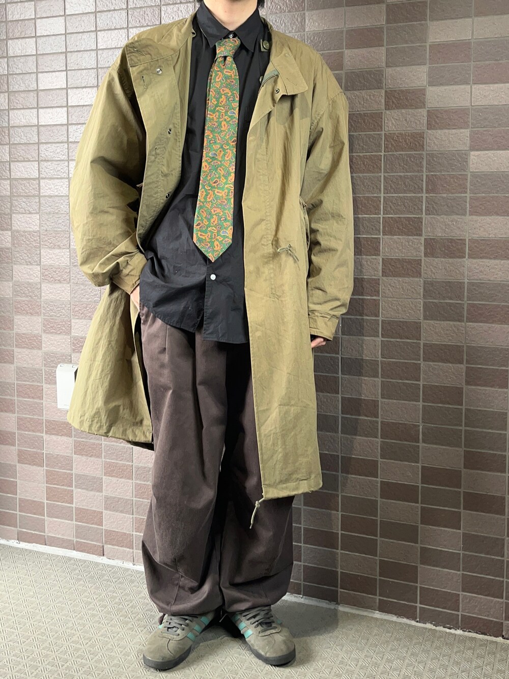 「きれいめカジュアル、大人コーデ、春服、今日のコーデ、春、カーゴパンツ、レイヤードスタイル、シャツ、雨の日コーデ、ミリタリー、春アウター、レイヤード、モッズコート、ネクタイ、大人カジュアル」｜「FREAK'S STOREのWEB限定 ビッグシルエット M-65 ライナーセットモッズコート/コート＆キルティングライナーセット/2枚セット/3WAY（モッズコート、グリーン系）」を使った、satoさん（メンズ・170cm）の春コーディネートの1枚目の写真