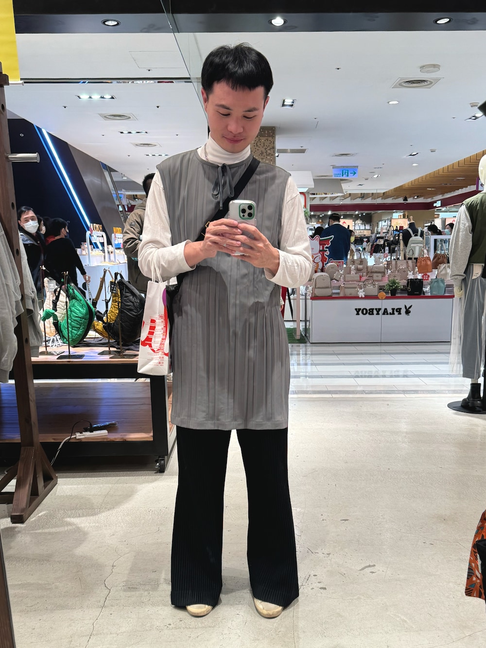 「MUJI Laboのアイテム（シャツ/ブラウス、ホワイト系）」を使った、Wade Linさん（メンズ・178cm）の冬コーディネートの1枚目の写真