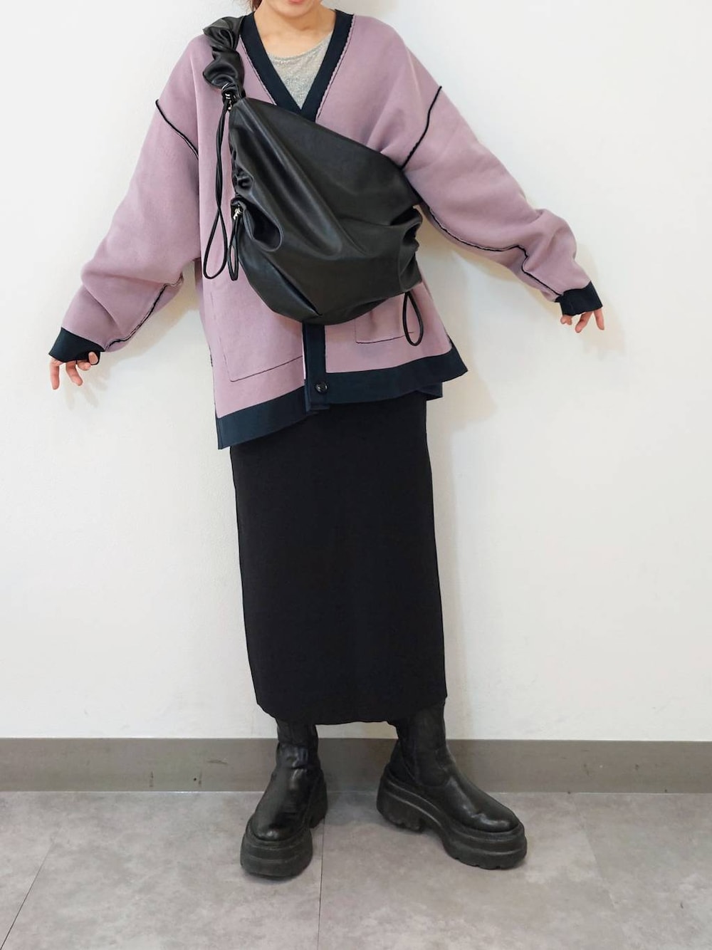 「ニット、冬コーデ、カーディガン、着痩せ・細見え、若見え、体型カバー、ママコーデ、ローリーズスタイル_LOWRYS FARM、カジュアル、LOWRYS FARM、スカート、楽ちんコーデ、ショートブーツ、ショルダーバッグ、大人女子カジュアル_LOWRYS FARM」｜「LOWRYS FARMのクシュクシュショルダーＢＡＧ　967844（ショルダーバッグ、ブラック系）」を使った、ayaさん（レディース・161cm）の冬コーディネートの1枚目の写真