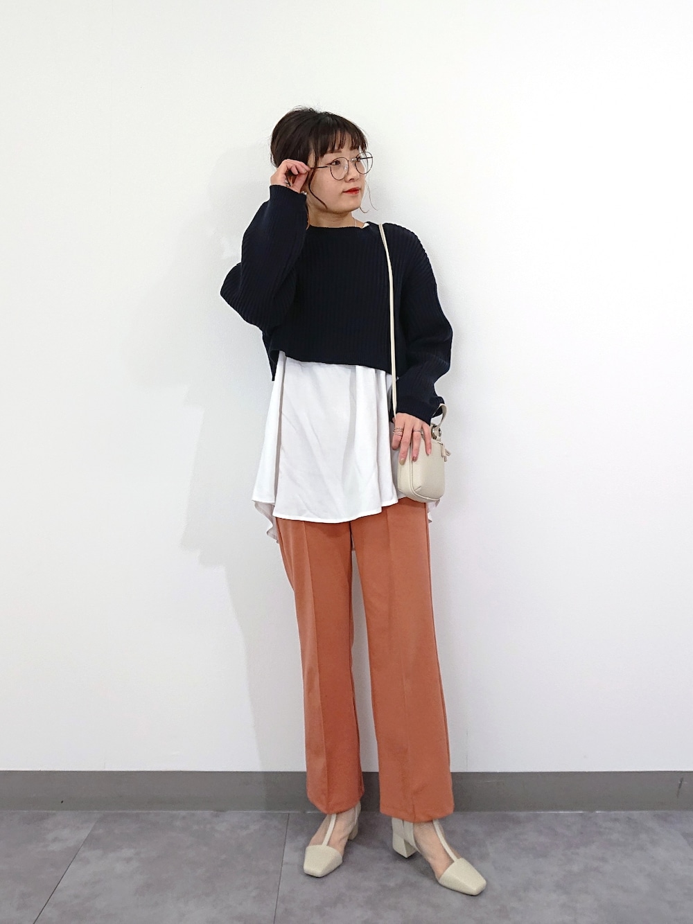 ホワイト系のパンプス、ピンク系のその他パンツ、ブラック系のニット/セーターを着用したレディースの冬コーディネートの1枚目の写真