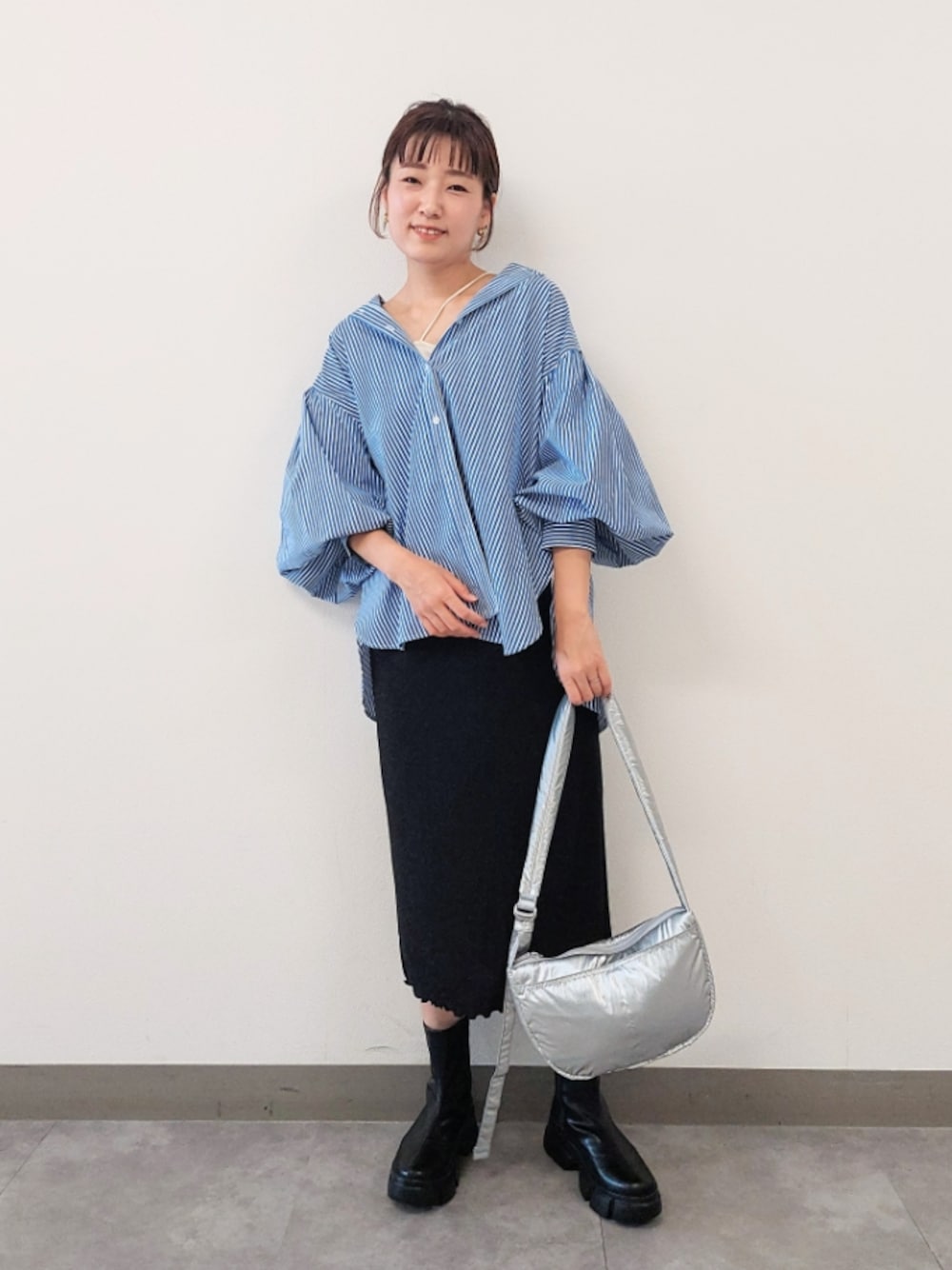 「厚底シューズ、ショルダーバッグ、秋服準備はじめました、カラー×コーデ、リラックススタイル、シンプルコーデ、ストライプ、シャツスタイル、ママコーデ、ラメ、タイトスカート、ショートブーツ、大人女子、ローリーズファーム(LOWRYS FARM)、ベーシック/トラッド」｜「LOWRYS FARMのソデボリュームストライプシャツLS  968592（シャツ/ブラウス、ブルー系）」を使った、ayaさん（レディース・161cm）の夏コーディネートの1枚目の写真