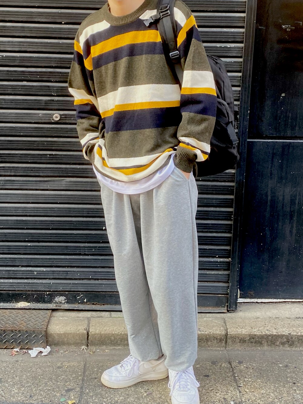 「スウェットパンツ、スニーカー、ニット、シンプル、NIKE、リュック、秋のコーデ、ロンT、GU、冬、黒リュック、ゆるコーデ、韓国ファッション、お洒落さんとつながりたい、未来のWEARISTAプロジェクト」｜「NIKEのナイキ エア フォース 1 LOW 07 メンズシューズ（スニーカー、ホワイト系）」を使った、harukiさん（メンズ・175cm）の秋コーディネートの1枚目の写真