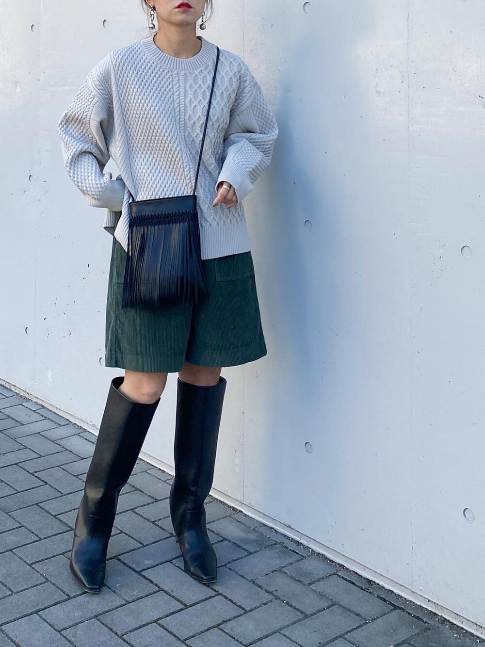 「ケーブルニット、ニット、アシンメトリー、BONbazaar、ボンバザール、コーデュロイパンツ、バミューダパンツ、plachic、ロングブーツ、H&M、nomadis、フリンジバッグ、ショルダーバッグ、オトナカジュアル、きれいめカジュアル」｜「H&Mのアイテム（ブーツ、ブラック系）」を使った、mikaさん（レディース・157cm）の秋コーディネートの1枚目の写真