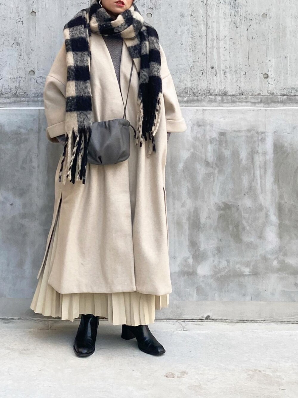 「ロングコート、ノーカラーコート、ガウンコート、plachic、aeyon、レザースカート、プリーツスカート、ZARA、マフラー、チェック、ショートブーツ、巾着バッグ、ショルダーバッグ、きれいめカジュアル、オトナカジュアル」｜「plachicのアイテム（ノーカラーコート、ホワイト系）」を使った、mikaさん（レディース・157cm）の冬コーディネートの1枚目の写真