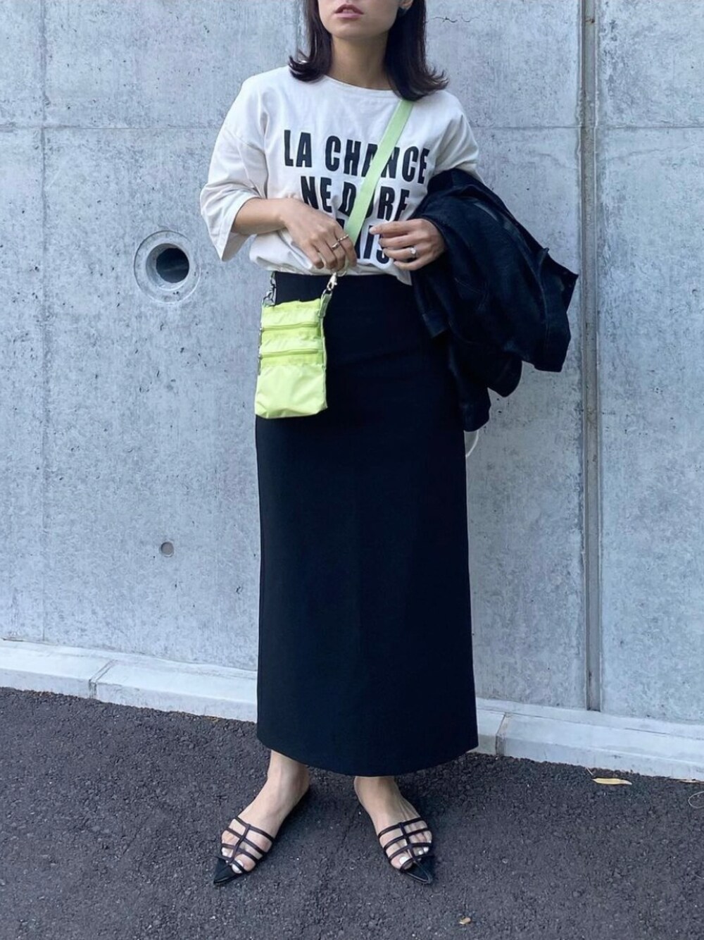 「lesportsac、レスポートサック、ショルダーバッグ、ZARA、シンプルスタイル、カラーバッグ、ライムグリーン、ライム、夏コーデ、ロゴT、きれいめカジュアル、オトナカジュアル、ママコーデ、ママファッション、ナロースカート」｜「hewnのアイテム（サンダル、ブラック系）」を使った、mikaさん（レディース・157cm）の春コーディネートの1枚目の写真