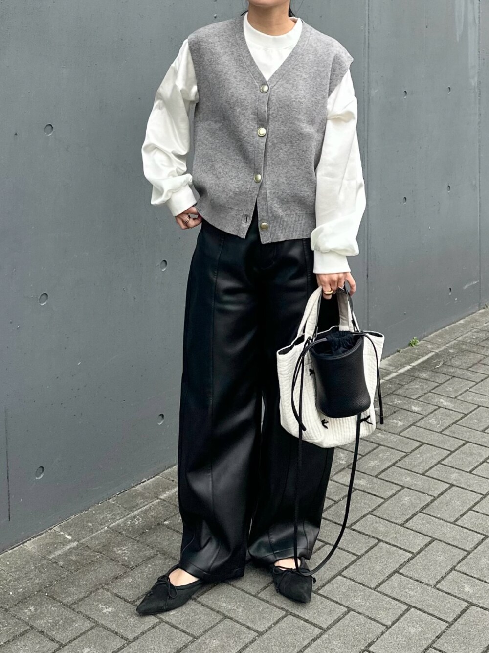 「Ranan(Ranan)、ラナン、rananstyle、ニットベスト、ニット、レイヤードスタイル、ベストコーデ、ベスト、きれいめカジュアル、オトナカジュアル、オトナ女子、春コーデ、春服コーデ、パンツコーデ、大人ファッション」｜「RANANのゴールド調ボタンVネックベスト（ベスト、グレー系）」を使った、mikaさん（レディース・157cm）の冬コーディネートの1枚目の写真