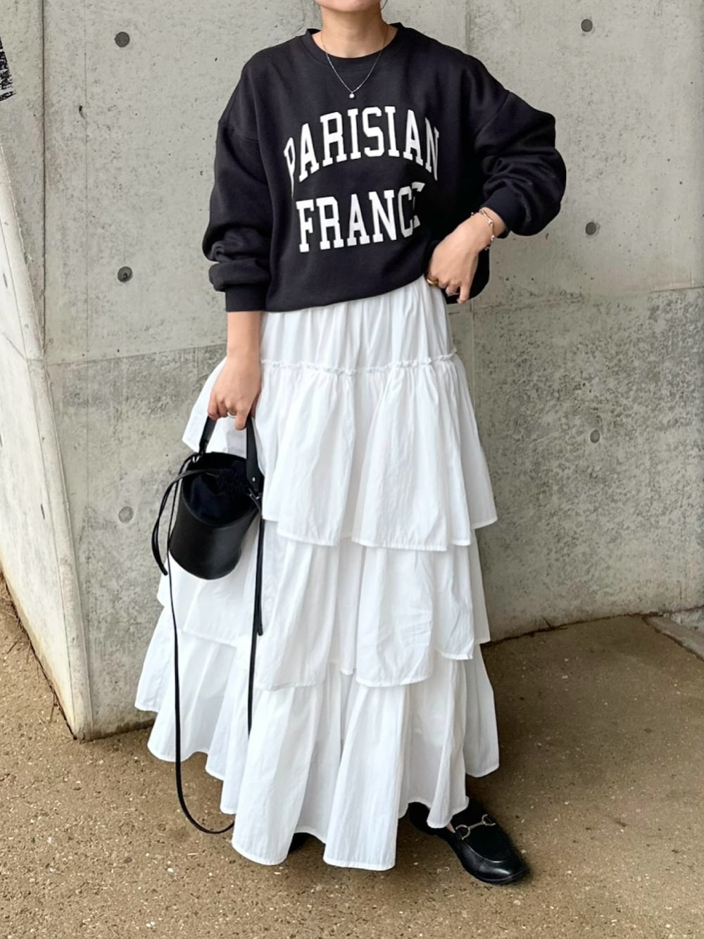 「notch.、notch. by yui、ティアードスカート、ロングスカート、モノトーン、オトナカジュアル、オトナ女子、春コーデ、春服コーデ、大人かわいい、春服みてみて、ママファッション、スウェット、スウェットコーデ、大人女子」｜「coca（coca）のアイテム（スウェット、ブラック系）」を使った、mikaさん（レディース・157cm）の春コーディネートの1枚目の写真