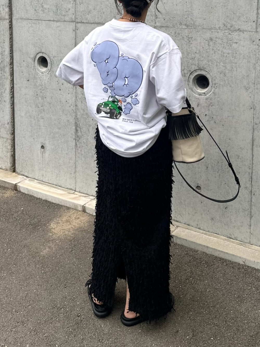 「NAVAL、naval_tokyo、BEN DAVIS、ベンデイビス、バックプリント、バックプリントTシャツ、Tシャツ、白Tシャツ、大人カジュアル、初夏コーデ、Tシャツ/カットソー、ママコーデ、カジュアル、夏コーデ、夏ファッション」｜「VIVAIAのアイテム（サンダル、ブラック系）」を使った、mikaさん（レディース・157cm）の春コーディネートの1枚目の写真