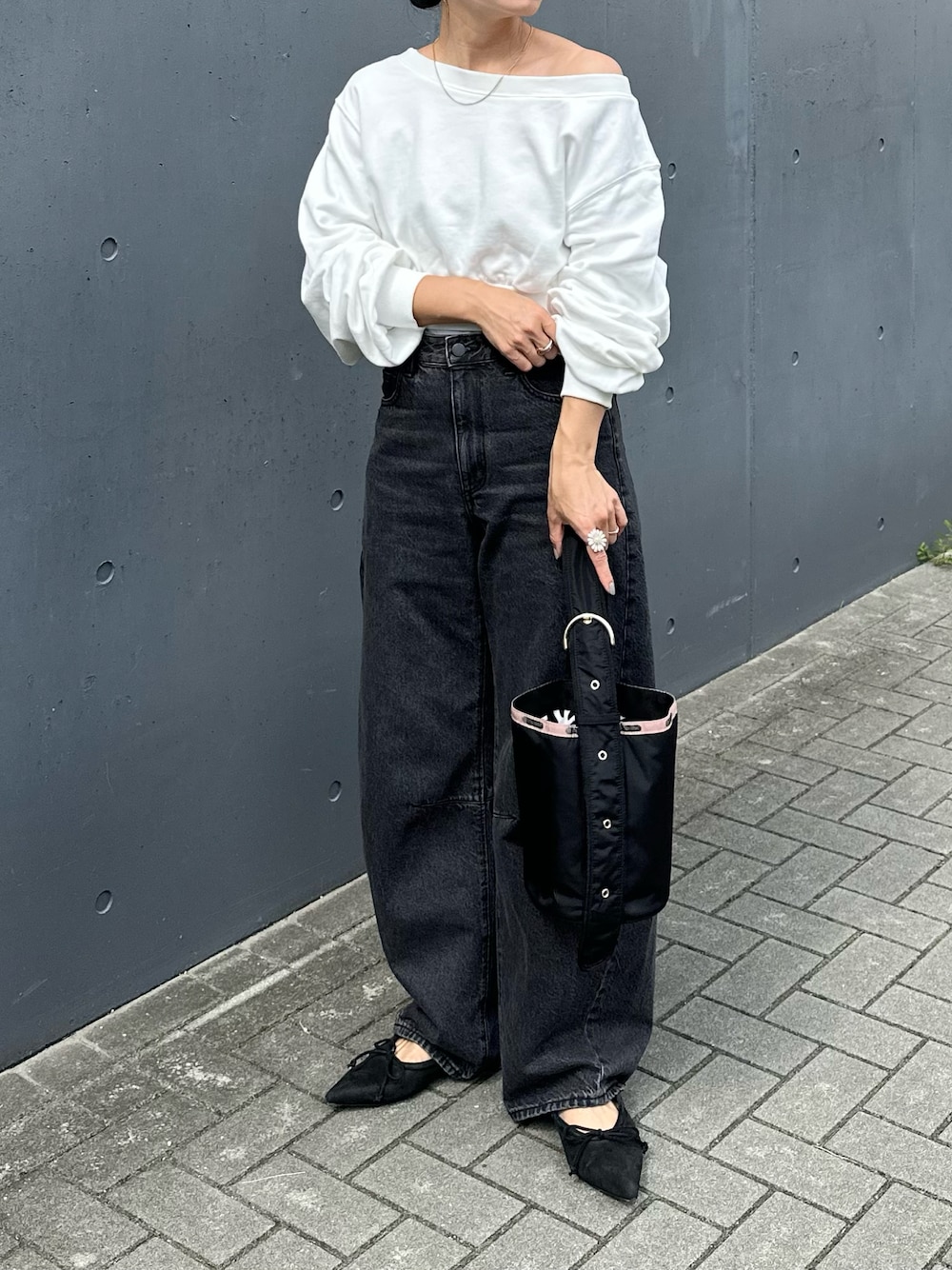 「lesportsac、LeSportsac、レスポートサック、レスポートサックアトリエ、lesportsacatelier、秋っぽコーデ更新中、ワンショルダーバッグ、オフショル、オフショルスウェット、デニム、バレルレッグジーンズ、GU、きれいめカジュアル、オトナカジュアル、秋冬コーデ」｜「sh_kiのアイテム（スウェット、ホワイト系）」を使った、mikaさん（レディース・157cm）の秋コーディネートの1枚目の写真
