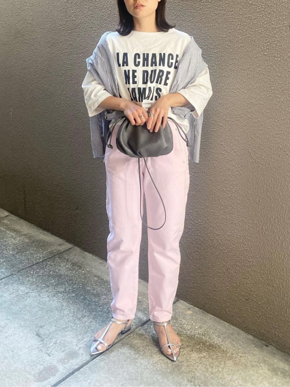 「bohmal、ボマール、bohmal_style、bohmal_official、Tストラップサンダル、ZARA、オトナカジュアル、きれいめカジュアル、メタリックサンダル、メタリック、ママコーデ、ママファッション、大人コーデ、ピンク、ピンクパンツ」｜「bohmalのポインテッドトゥTストラップサンダル（サンダル、シルバー系）」を使った、mikaさん（レディース・157cm）の春コーディネートの1枚目の写真
