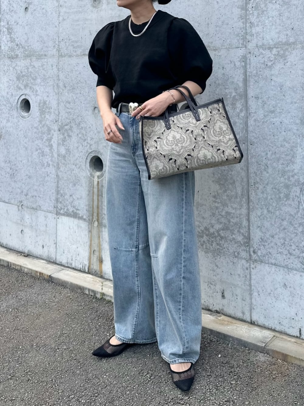 「Ranan(Ranan)、rananstyle、ラナン、半袖ニット、春コーデ、春ニット、春めき満開コーデ、春服コーデ、オトナ女子、大人ファッション、大人カジュアル、きれいめカジュアル、ママコーデ、ママファッション、デニム」｜「LE TALONのポインテッドネットフラット（その他シューズ、ブラック系）」を使った、mikaさん（レディース・157cm）の春コーディネートの1枚目の写真