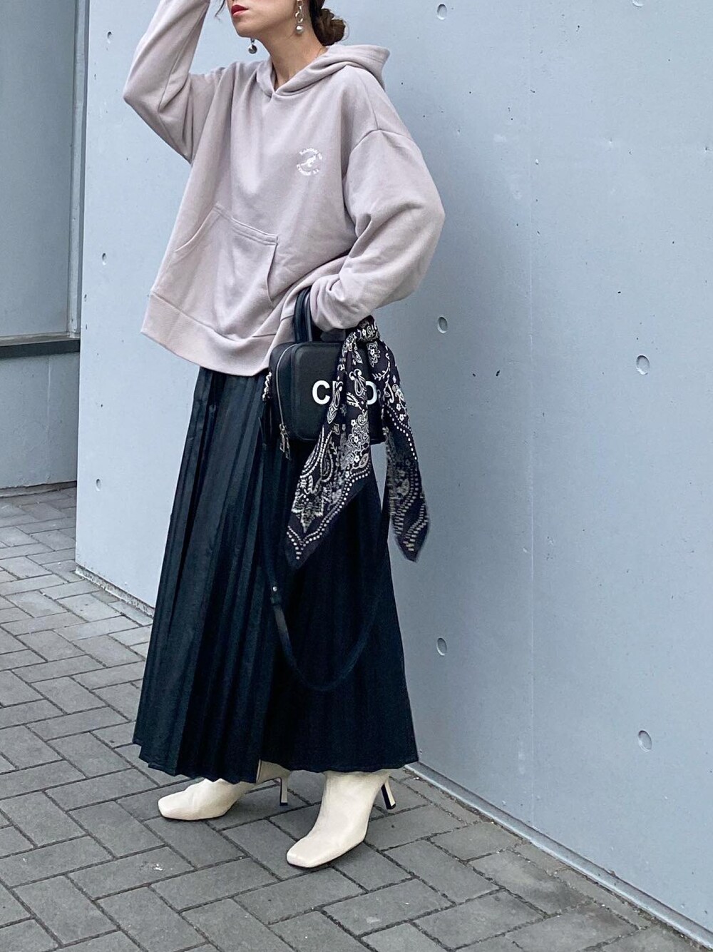 「パーカー、kangolextracfmfort、KANGOL EXTRA COMFORT、KANGOLEX、レザースカート、プリーツスカート、droite lautreamont、michino、manipuri、ペイズリー、スカーフ、ZARA、ショートブーツ、きれいめカジュアル、オトナカジュアル」｜「KANGOL EXTRA COMFORTの【WEB限定】ロゴ刺繍入り　サイドスリットワイドパーカー（パーカー、グレー系）」を使った、mikaさん（レディース・157cm）の秋コーディネートの1枚目の写真