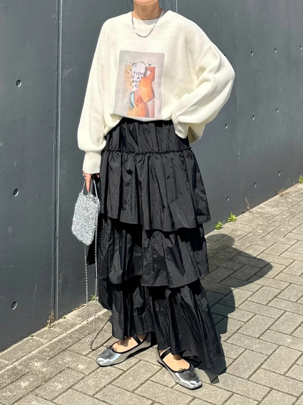「notch.、notch. by yui、今日のコーデ、春服コーデ、大人カジュアルコーデ、大人かわいい、スカートコーデ、春ニット、ティアードスカート、スプリングニット、フォトプリント、ゆるコーデ、お洒落さんとつながりたい、ラフコーデ、楽チンコーデ」｜「notch.のフォトプリントプルオーバーニット（ニット/セーター、ホワイト系）」を使った、mikaさん（レディース・157cm）の春コーディネートの1枚目の写真