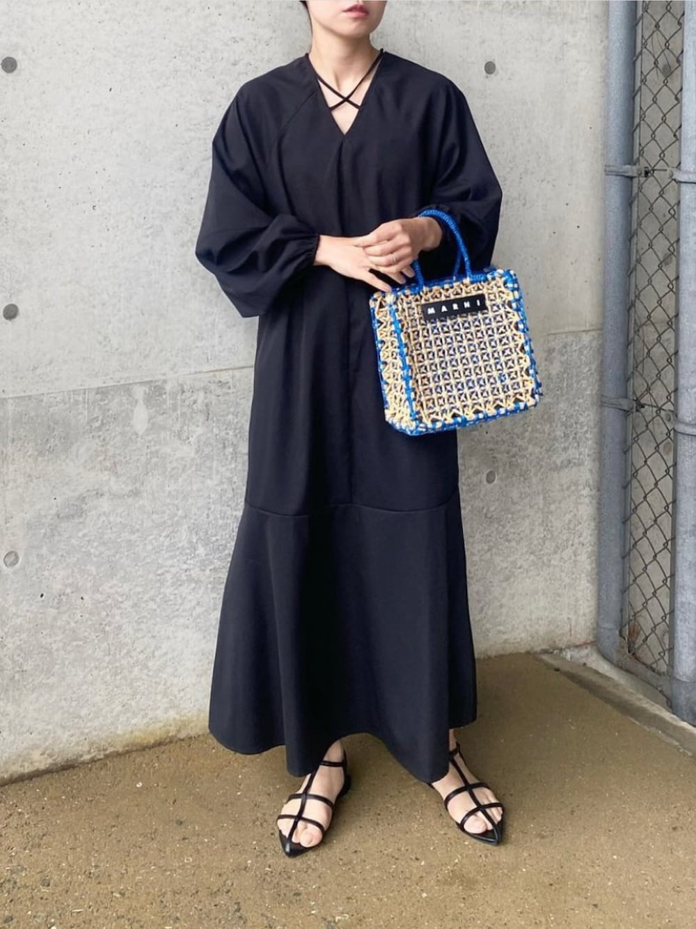 「JUNOAH、ワンピース、マーメイドワンピース、ブラックワンピース、ブラックコーデ、MARNI MARKET、marni、かごバッグ、きれいめカジュアル、オトナカジュアル、オトナ女子、ママコーデ、ママファッション、大人女子、春夏コーデ」｜「MARNI MARKETのアイテム（かごバッグ、ブルー系）」を使った、mikaさん（レディース・157cm）の春コーディネートの1枚目の写真