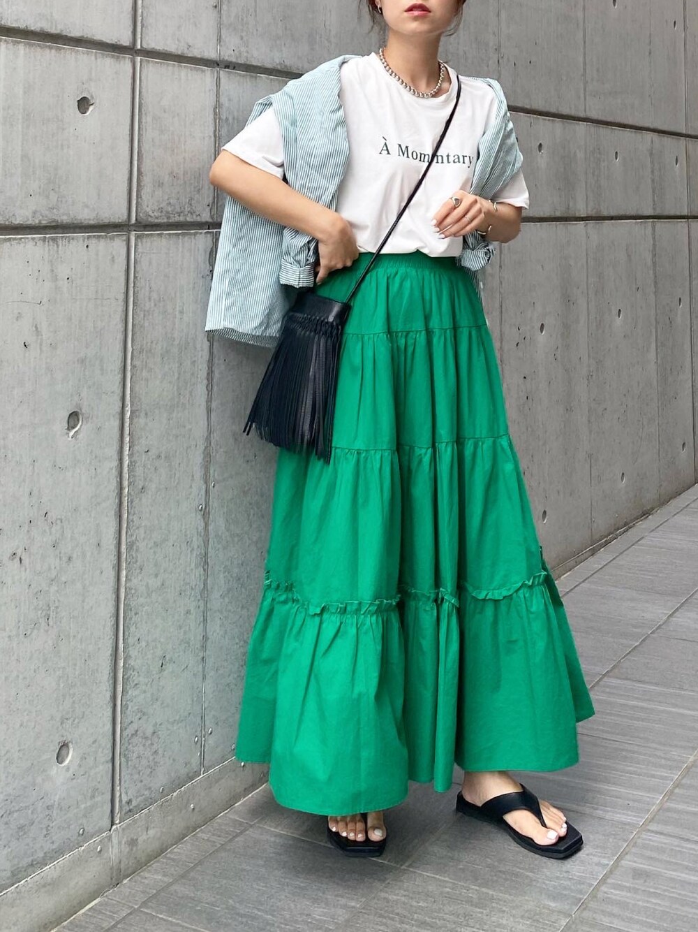 「LAUIR、JUNOAH、ティアードスカート、グリーン、グリーンスカート、フレアスカート、ロゴT、ストライプシャツ、plachic、aeyon、UNIQLO、トングサンダル、ショルダーバッグ、オトナカジュアル、きれいめカジュアル」｜「LAUIRのギャザーフリルティアードマキシスカート（スカート、グリーン系）」を使った、mikaさん（レディース・157cm）の夏コーディネートの1枚目の写真