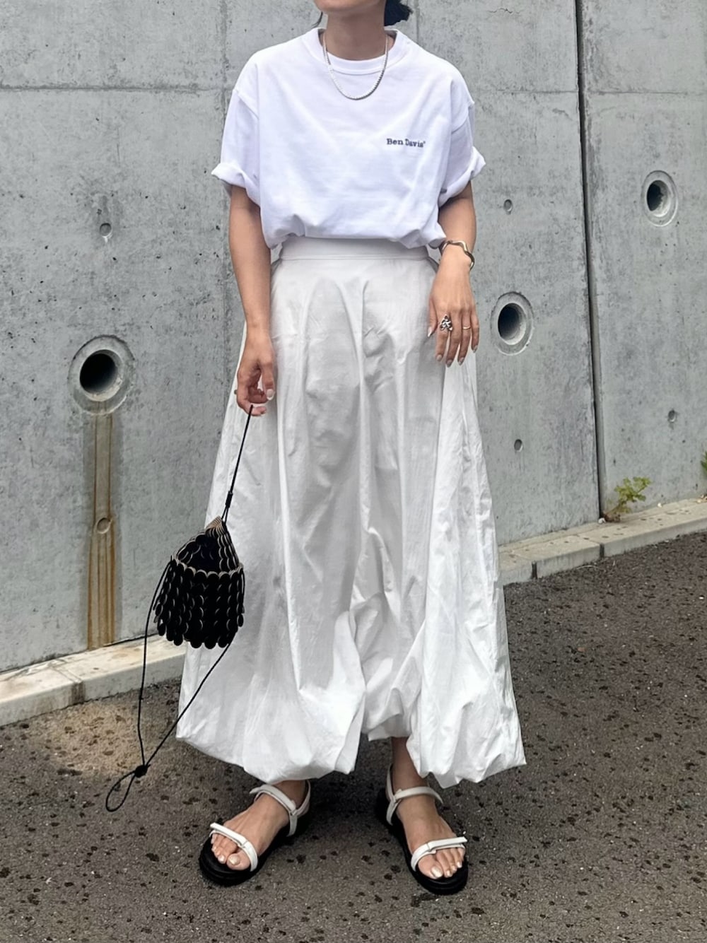 「BEN DAVIS、ベンデイビス、NAVAL、naval_tokyo、白Tシャツ、ホワイトコーデ、ホワイト、バルーンスカート、オトナカジュアル、大人カジュアル、サンダル、夏ファッション、大人ファッション、スカートスタイル、ママコーデ」｜「abahouse mavieの【Oggi掲載/WEB Domani掲載】バルーンスカート（スカート、ホワイト系）」を使った、mikaさん（レディース・157cm）の夏コーディネートの1枚目の写真