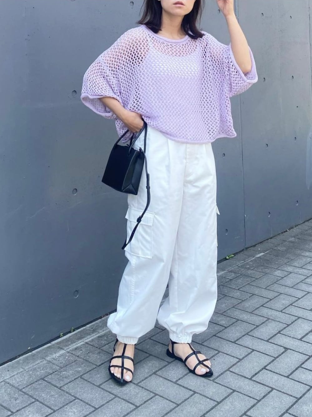 「Angie、ANGIE、ANGIE VINTAGE、メッシュニット、メッシュトップス、クロップドトップス、クロップド丈、GRL、グレイル、カーゴパンツ、サンダル、きれいめカジュアル、オトナカジュアル、ママコーデ、ママファッション」｜「GRLのアイテム（カーゴパンツ、ホワイト系）」を使った、mikaさん（レディース・157cm）の春コーディネートの1枚目の写真