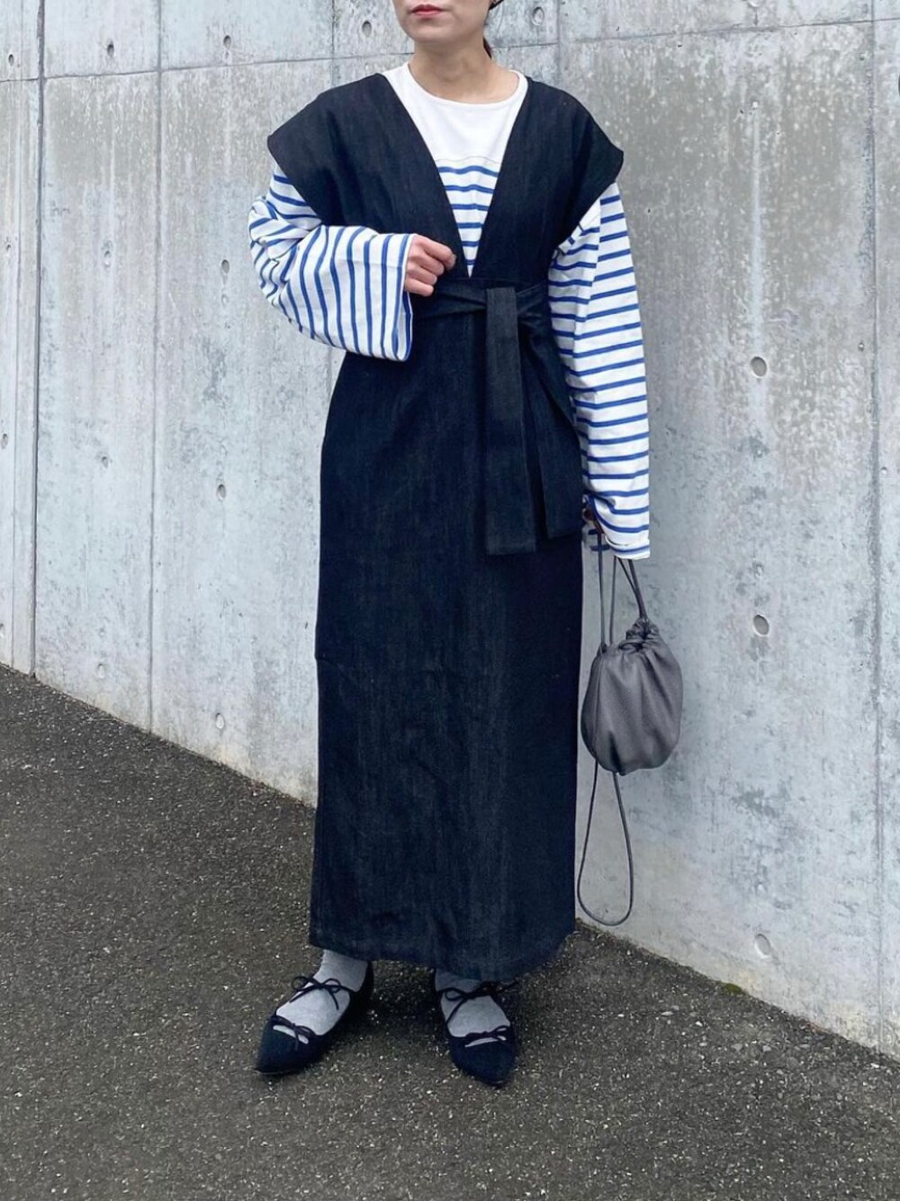 「bab、babshowroom、ボーダー、ボーダートップス、デニム、デニムワンピース、春コーデ、ワンピース、ほめられ本命コーデ、LeTalon、リボンパンプス、AYAKOBAG、巾着バッグ、きれいめカジュアル、オトナカジュアル」｜「LE TALONのポインテッドダブルリボンフラット（その他シューズ、ブラック系）」を使った、mikaさん（レディース・157cm）の冬コーディネートの1枚目の写真