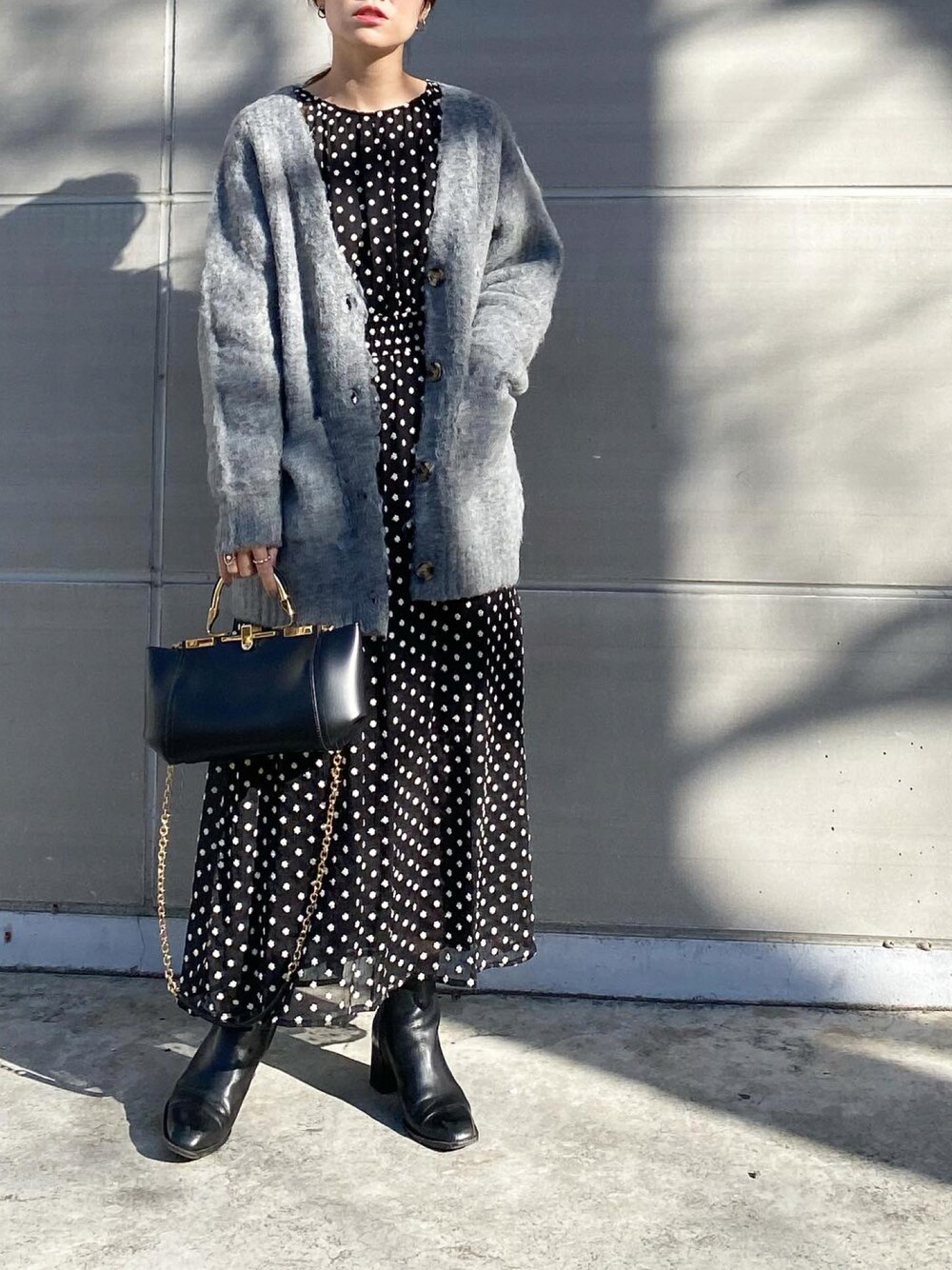 「カーディガン、ビッグシルエット、グレー、natural couture、ワンピース、ZARA、ZANCHETTI、ショートブーツ、きれいめカジュアル、オトナカジュアル、ママコーデ、刺繍ワンピース、モノトーンコーデ、オトナ女子、大人ガーリー」｜「natural coutureの【大人ナチュ】【WEB限定】モンスターBIGカーディガン（カーディガン/ボレロ、グレー系）」を使った、mikaさん（レディース・157cm）の冬コーディネートの1枚目の写真