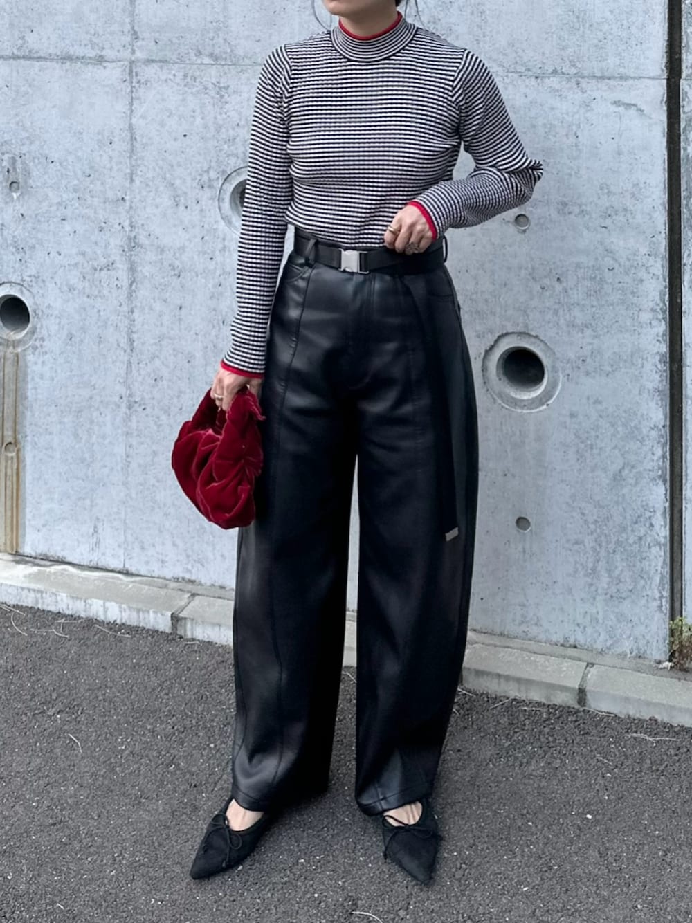 ブラック系のニット/セーター、レッド系のトートバッグ、ブラック系のその他パンツを着用したレディースの秋コーディネートの1枚目の写真