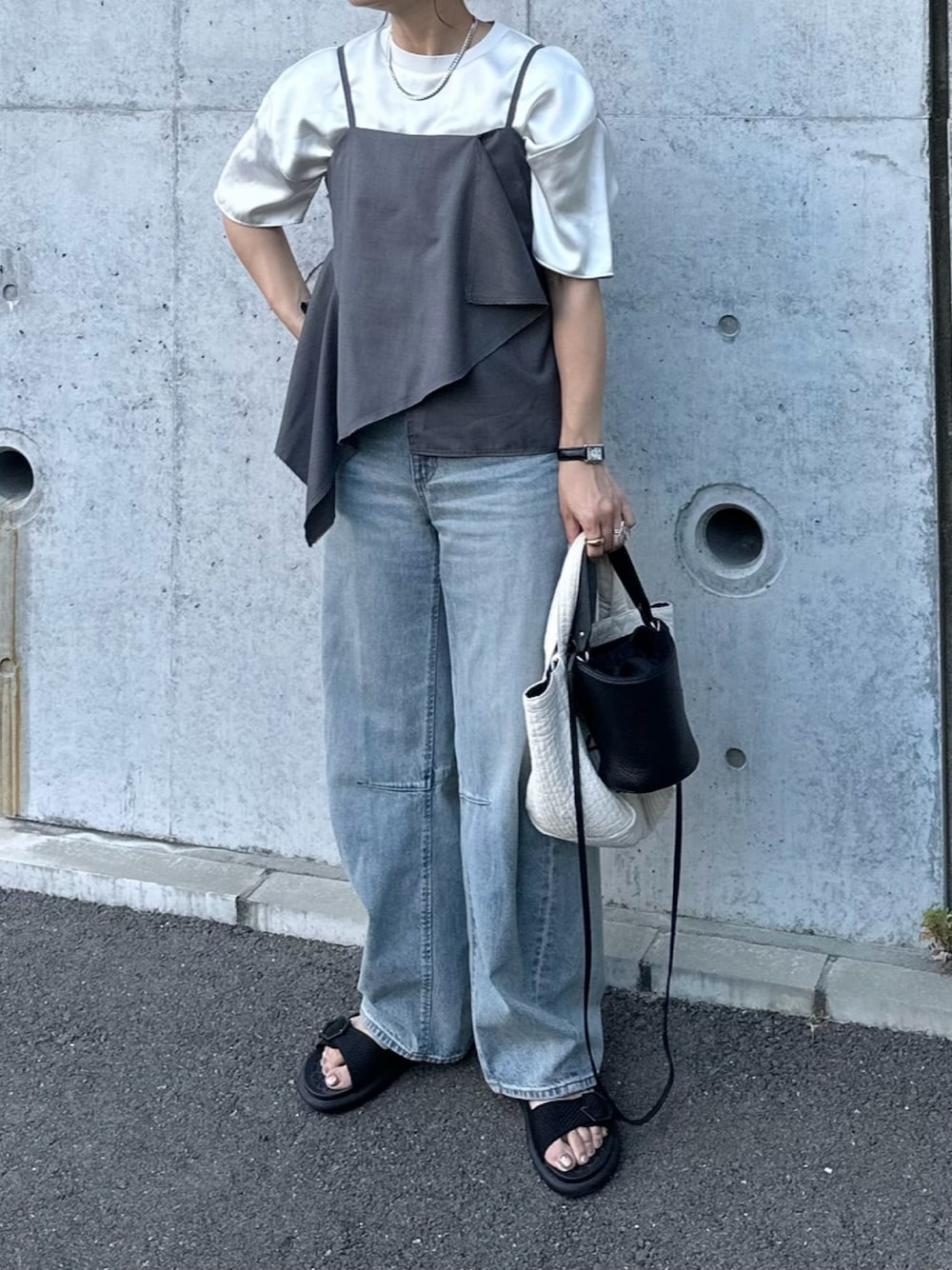 「GALLEST、ギャレスト、キャミビスチェ、レイヤードスタイル、夏ルックで気分アップ、白Tシャツ、パンツスタイル、40代ファッション、ママコーデ、ママファッション、キャミソール、キレイめカジュアル」｜「GALLESTの【セットアップ可能】サキソニービスチェ（タンクトップ、グレー系）」を使った、mikaさん（レディース・157cm）の夏コーディネートの1枚目の写真